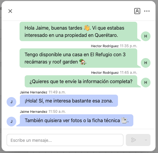 Panel de SmartBroker CRM mostrando conversaciones integradas de WhatsApp